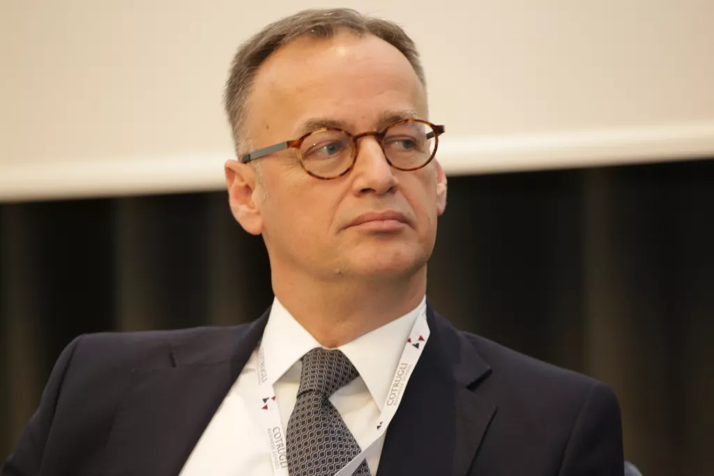 STVARANJE VRIJEDNOSTI U SVIJETU POVEĆANE KOMPLEKSNOSTI - CORTUGLI, OKRUKLI STOL, Neven Vranković,