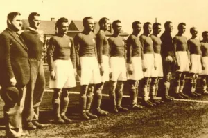Prva fotografija nogometne reprezentacije: Hrvatska je 2. travnja 1940 u Zagrebu pred 10.000 gledatelja pobijedila &Scaron;vicarsku sa 4:0. Strijelci su bili Matekalo, Cimermančić (2) i Le&scaron;nik&nbsp;&nbsp;