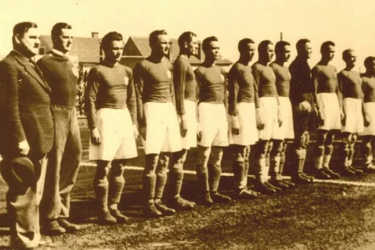 Prva fotografija nogometne reprezentacije: Hrvatska je 2. travnja 1940 u Zagrebu pred 10.000 gledatelja pobijedila &Scaron;vicarsku sa 4:0. Strijelci su bili Matekalo, Cimermančić (2) i Le&scaron;nik&nbsp;&nbsp;