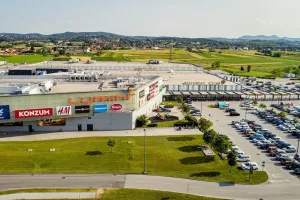Lumini, Trgovački centar