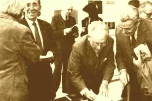 Vladimir Žerjavić potpisuje svoju knjigu Opsesije i megalomanije oko Jasenovca i Bleiburga u ožujku 1992. (presnimka iz Večernjeg lista)