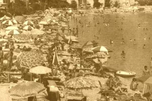 Klasični jadranski 'mravinjak' &ndash; plaža u Ba&scaron;koj na Krku (presnimka s naslovnice Večernjeg lista iz kolovoza 1986.)&nbsp;