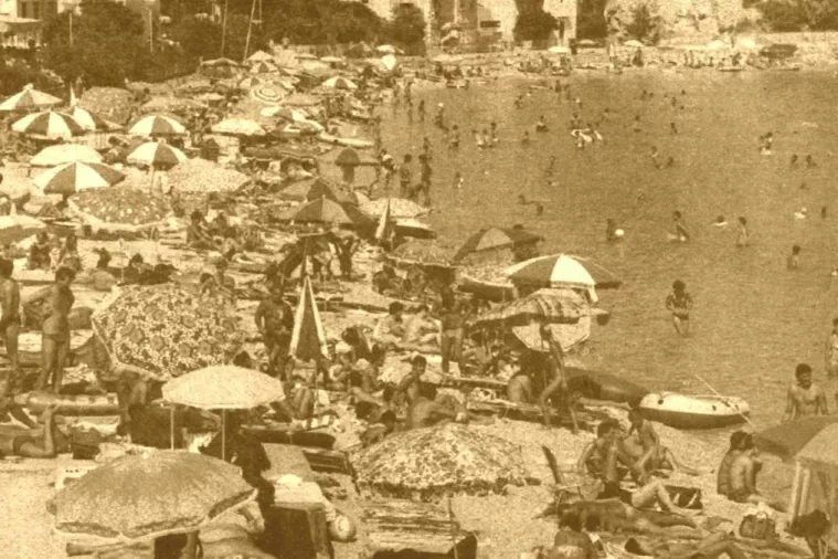 Klasični jadranski 'mravinjak' &ndash; plaža u Ba&scaron;koj na Krku (presnimka s naslovnice Večernjeg lista iz kolovoza 1986.)&nbsp;