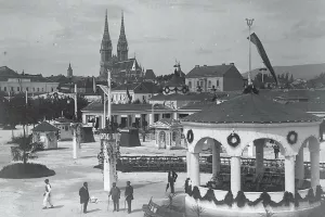 Prvu svoju izložbu Zagrebački zbor otvorio je 14. kolovoza 1910. na tada&scaron;njem Sajmi&scaron;tu, na području dana&scaron;nje Martićeve ulice.