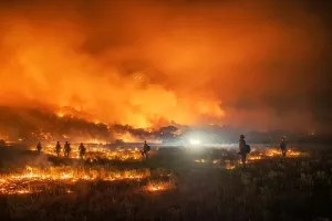 Unatoč zadovoljavajućem nivou razumijevanja &scaron;to se događa s klimom na globalnoj i kontinentalnoj prostornoj skali, ostaje niz otvorenih pitanja koja se odnose na lokalne i manje prostorne skale. Na tim razinama se problem klimatskih promjena snažno isprepliće s drugim okoli&scaron;nim i dru&scaron;tvenim problemima, poput kori&scaron;tenja zemlji&scaron;ta, energetskog siroma&scaron;tva i planiranja kori&scaron;tenja prostora