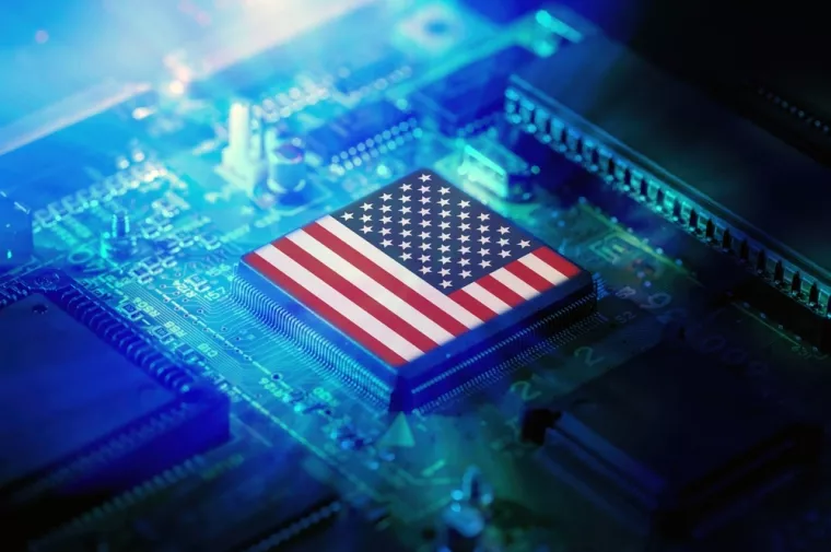 USA flag on a CPU processor. American chip manufacturer, GPU microchip on a motherboard.SAD, Amerika, Sjedinjene Američke Države, poluvodiči, čipovi, AI, umjetna inteligencija