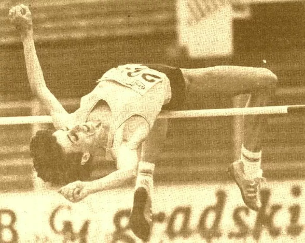 Biljana Petrović proslavila je srebrnu medalju s jugoslavenskom i hrvatskom zastavom