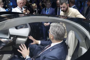 Tvrtka Mate Rimca P3 Mobility u svojem kampusu u Kerestincu je predstavila robotaksije Verne. Mate Rimac i Andrej Plenković