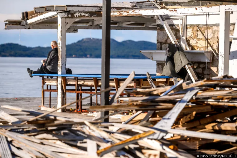 27.01.2021., Zadar - Nakon sto je prosloga ljeta odlukom gradjevinske inspekcije srusen bespravno sagradjen ugostiteljski objekt Zara beach, gomila gradjevinskog materijala i dalje stoji na atraktivnoj lokaciji uz more na plazi Kolovare. Photo: Dino Stanin/PIXSELL
