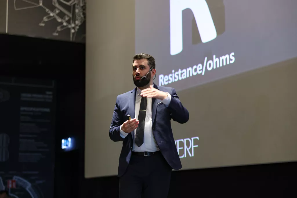dr. Guy Erlich tijekom predavanja