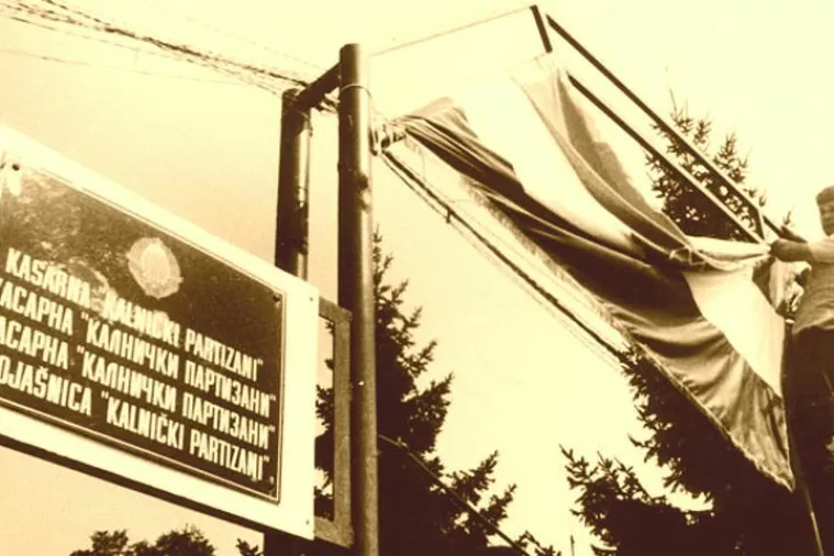 Skidanje jugoslavenske zastave s vojarne u Varaždinu 22. rujna 1991.