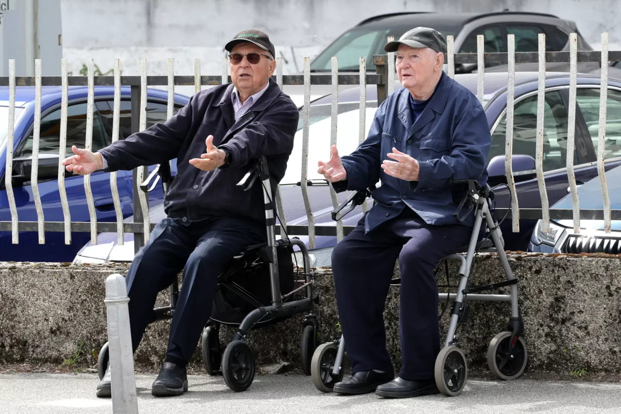 Znatiželjni umirovljenici prate ru&scaron;enje Vjesnikovog nebodera