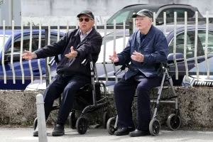 Znatiželjni umirovljenici prate ru&scaron;enje Vjesnikovog nebodera