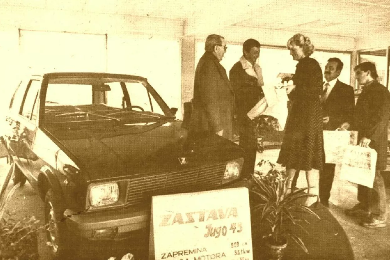 Prvi ručno sastavljeni prototip Juga izrađen je 2. listopada 1978., predbilježbe su počele već u kolovozu 1980., proizvodnja je krenula 28. studenoga 1980., a prvi Jugo u Zagreb stigao je 19. veljače 1981. (presnimka iz Večernjeg lista)