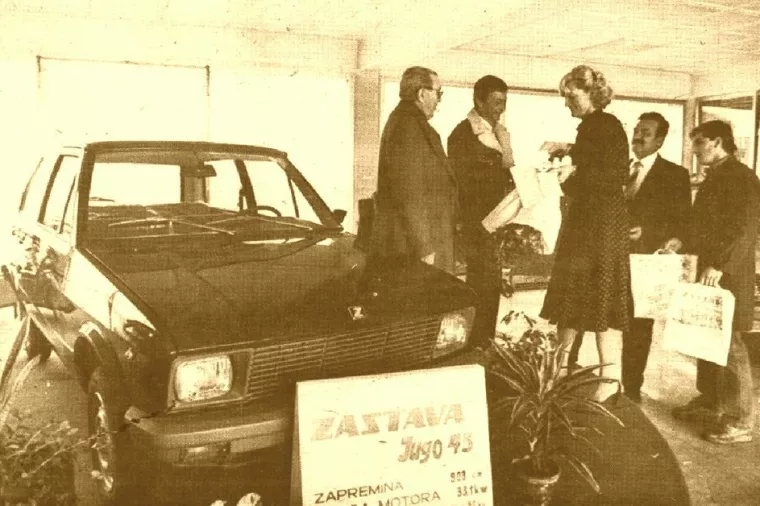 Prvi ručno sastavljeni prototip Juga izrađen je 2. listopada 1978., predbilježbe su počele već u kolovozu 1980., proizvodnja je krenula 28. studenoga 1980., a prvi Jugo u Zagreb stigao je 19. veljače 1981. (presnimka iz Večernjeg lista)