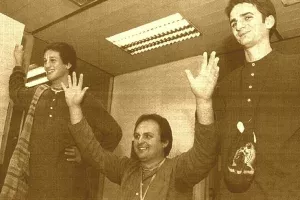 Damir Rožman (u sredini) sa svojim najpouzdanijim sljedbenicima Lukom Roccom (lijevo) i Veljkom Vidakom (desno) - presnimka iz Večernjeg lista