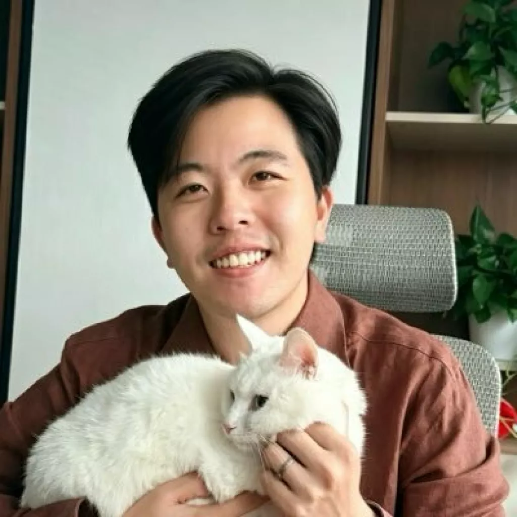Kaixin Tang, osnivač i izvr&scaron;ni direktor (CEO) tvrtke PawLogic Inc., tehnolo&scaron;ki poduzetnik i produkt-menadžer koji stoji iza platforme iLands AI ne promatra AI samo kao koristan softverski alat, nego želi stvoriti 'zajednički svijet u kojem AI agenti i ljudi mogu živjeti, učiti i surađivati'. Prije nego &scaron;to je pokrenuo vlastitu tvrtku PawLogic u travnju 2025. radio je kao voditelj proizvoda (Head of Product) u tvrtki koja je stvorila TikTok - ByteDanceu. Tamo je ostao zapamćen po projektu digitalizacije i besplatnog online objavljivanjavvi&scaron;e od 20.000 klasičnih književnih djela.