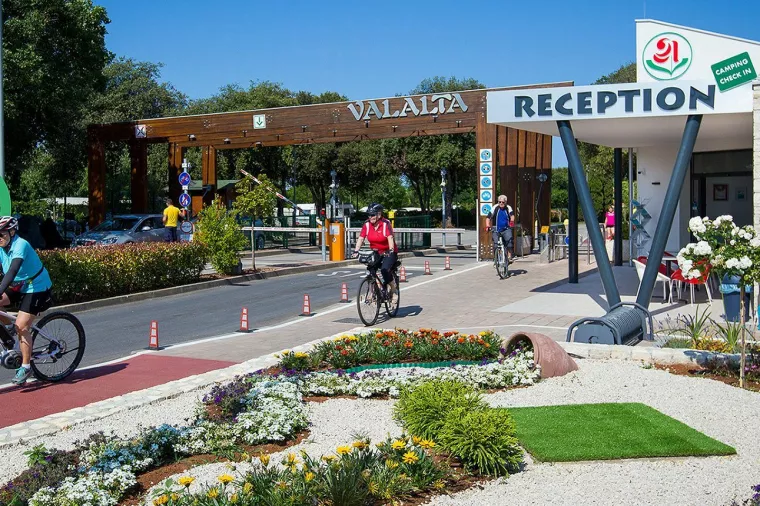 Valalta, kamp, ulaz