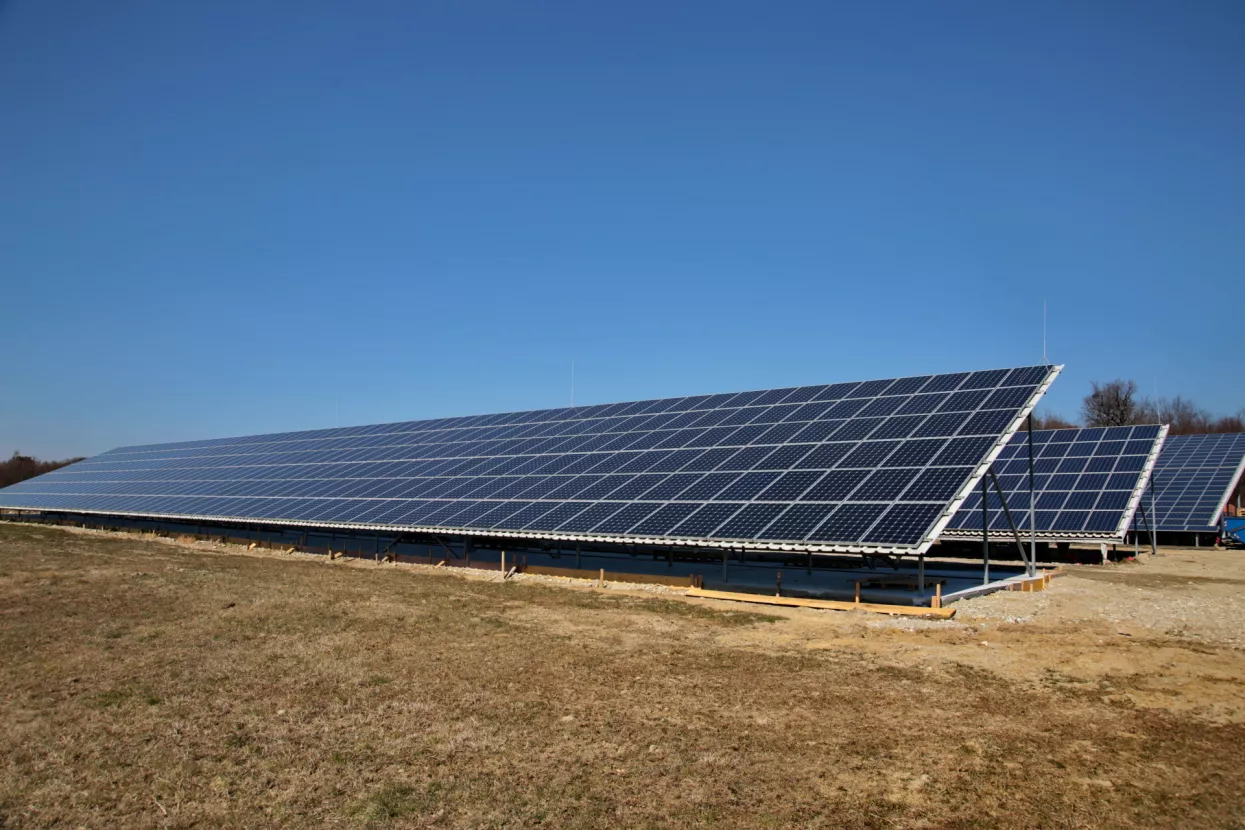 Solarni paneli, solarna elektrana - ilustracija