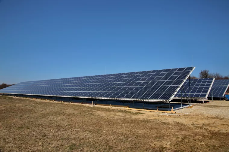 Solarni paneli, solarna elektrana - ilustracija