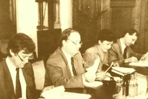 Guverner HNB-a Pero Jurković (drugi slijeva) objavio je odluku o novim deviznim limitima u subotu 30. listopada 1993.