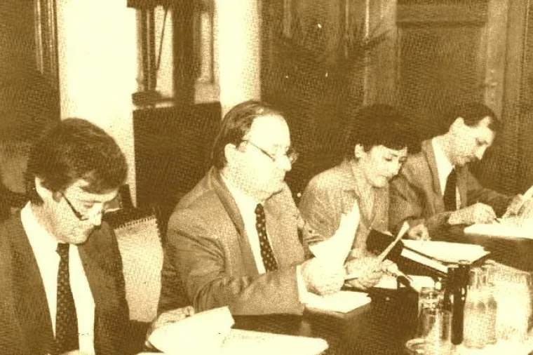 Guverner HNB-a Pero Jurković (drugi slijeva) objavio je odluku o novim deviznim limitima u subotu 30. listopada 1993.
