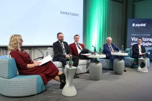 48 sati 2026. Okrugli stol Digitalni servisi pametnih gradova: Ksenija Pu&scaron;karić, Kre&scaron;imir Ačkar, Neven Bosilj, Slavko Vidović, Dean Kru&scaron;ić